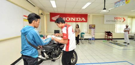 Salah satu peserta Service Advicer (SA)  dalam babak penyisihan kontes mekanik 