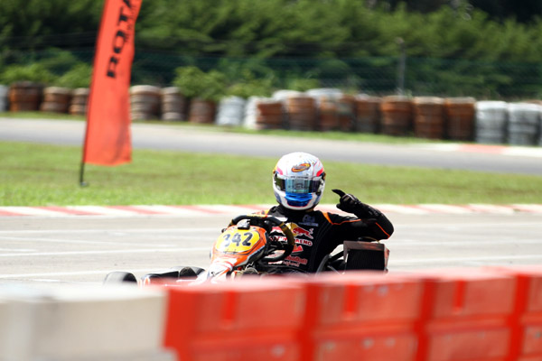 Senna SN berjuang keras dengan tekhnik tinggi dan juara