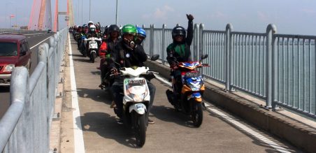 Konvoi motor Honda BeAT di sepanjang jembatan Suramadu