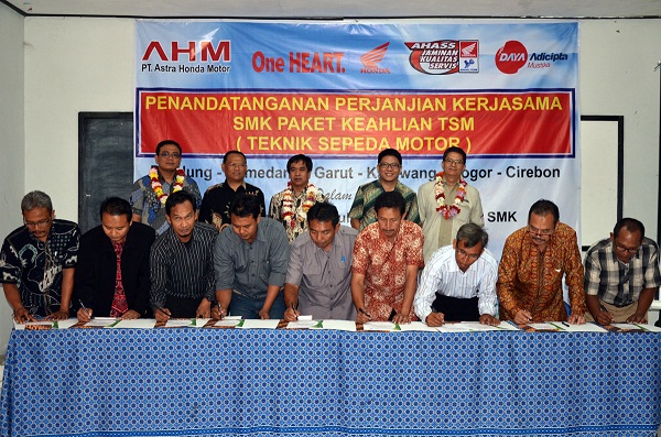 Dinas Pendidikan Prov. Jawa Barat menyaksikan kepala sekolah/perwakilan sembilan SMK yang menandatangani kerjasama Kurikulum Teknik Sepeda Motor (KTSM) Honda, di SMK Prakarya Internasional, Bandung
