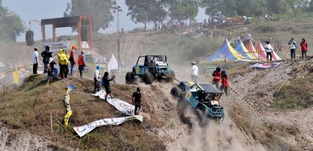 Sirkuit ekstrim setinggi 3-4 meter dengan tipikal tanah pasir berbatu dan berdebu membuat tontonan tambah menarik