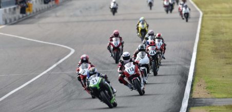 Pembalap  Indonesia (nomor 113) bersaing dalam ajang balap Suzuka 2 Hour Asia Dream Endurance Race di sirkuit Suzuka, Jepang (8/6). 