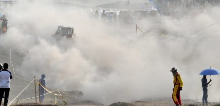 Salah satu peserta saat melewati extreme track dengan debu yang cukup tebal