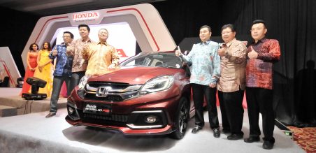 (ki-ka) Marketing & After Sales Service Director PT Honda Prospect Motor, Jonfis Fandy, Presiden Direktur PT HPM Tomochi Uchida, Ang Hoey Tiong, Presdri HSC, Rudy Surjanto, Direktur HSC, Wendy Miharja, GM HSC saat lemaunching Honda Mobilio RS