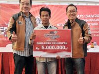 Septia Wasjianto (20thn) penjaga palang pintu rel kerat api mendapat penghargaan dari MPM