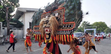 Reog Ponorogo (tarian khas Jawa Timur) mengiringi keberangkatan Karimunner