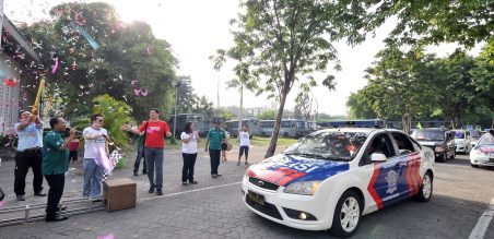 Michael Mardanus, Presiden Direktur PT UMC mengibarkan bendera start tanda dimulainya Jalan-Jalan Karimun
