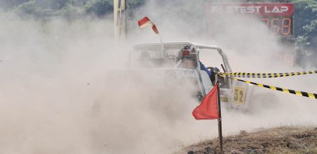 Debu yang cukup tebal di Lintasan dapat mengganggu jarak pandang antar tim