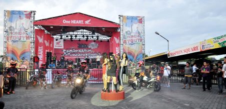 Aksi freestyler menggunakan CB150R Streetfire saat mengelilingi model-model cantik