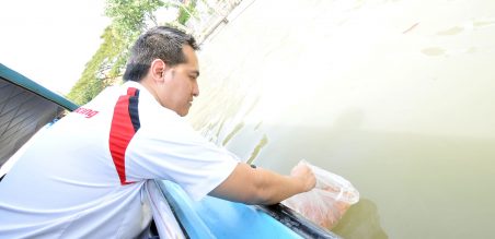 M Bondan P, Honda Customer Care Center (HC3) Head Division MPM Motor ikut menebar ikan di Kalimas Surabaya 