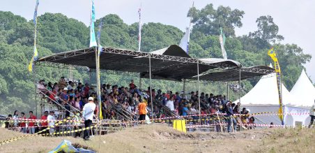 Panitya menyediakan dua tribun untuk penonton.  Membuat nyaman dan aman menyaksikan jalannya lomba.