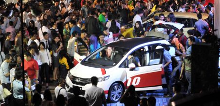 Warga antusias dan langsung menyerbu All New Honda Jazz setelah resmi di Launching di Sutos, Rabu (2/7).
