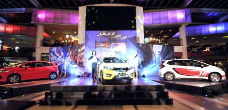 Dua orang model berpose di All New Honda Jazz