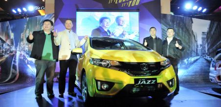 (ki-ka) Rudy Surjanto(Director HSC), Tomoki Uchida (Presdir HPM), Ang Hoey Tiong(Presdir HSC), Wendy Miharja(GM HSC) saat melaunching All New Honda Jazz di Sutos