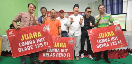 Para pemenang Lomba Irit foto bersama