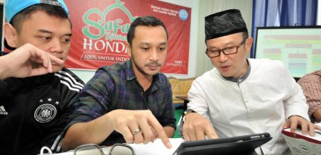 Vokalis Group Band Nidji, Giring (kiri) berbincang dengan Dendy Sean, Direktur MPM (kanan) saat menggelar jumpa wartawan