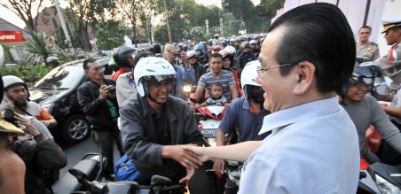 Suwito, Presdir PT MPM (kanan) membagikan helm secara langsung kepada pengendara motor