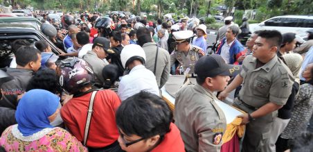 Masyarakat menyerbu helm yang dibagikan secara gratis