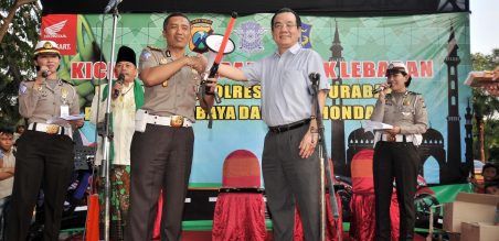 MPM memberikan bantuan kepada kepolisian berupa megaphone dan traffic baton (alat pengatur lalu lintas) 