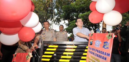 Suwito, Presdir PT MPM (kanan) bersama Yusuf, S.Ik, Wadirlantas Polda Jatim (kiri) saat pelepasan balon tanda diresmikan program Kick Off Kawal Mudik & Safety Awearness