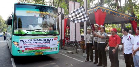 Kabag Bin Opsnal AKBP Harri Sindu Nugraha, SH (pegang bendera) didampingi GMT MPM, Ir.Purwanto saat melepas mudik rame-rame