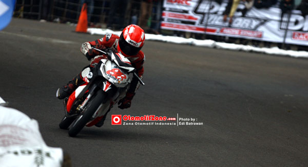 TOmmy RIchard Orlando engsel tangan lepas tak dirasa saat balap