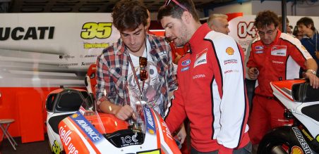 Fernando Alonso pembalap Formula 1 dari tim Ferrari,  bersama Cal Crutchlow