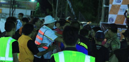 kericuhan depan area podium