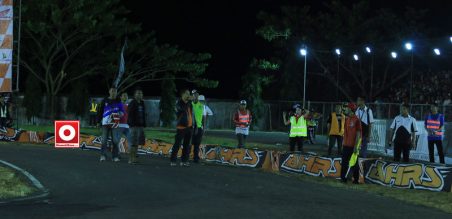 Pak Bupati Sidrap Mengarahkan Penonton untuk tetap tenang dan tidak terpengaruh situasi