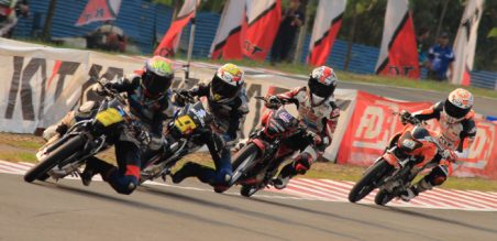 ara pembalap yang menggunakan Suzuki Satria FU150 menguasai barisan terdepan selama race 2
