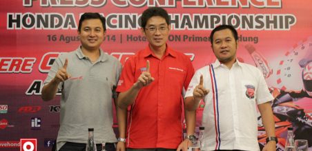 (Ki-Ka) Wiriadi Sucipto (Manager Sales & Marketing PT DAM), Rizky Christianto (Motorsports Technical Development Sr. Enginer PT AHM), dan Demmy Firmansyah (Promotion Sub. Dept Head PT DAM)