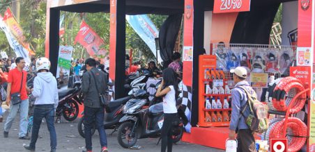 Tenda-tenda pameran sepeda motor dan suku cadang asli Honda