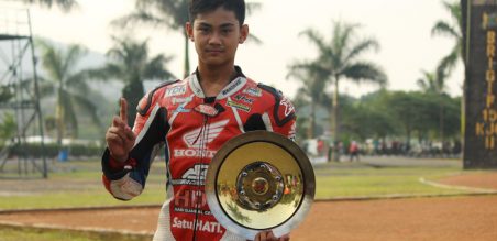 AM Fadly membawa bendera Honda ASP Racing
