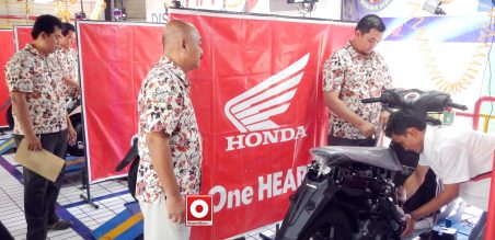 GM Technical Service Division MPM Motor, Ir.Purwanto (kiri) saat meninjau Kontes Mekanik Bengkel Umum di MPM Training Center Gedangan