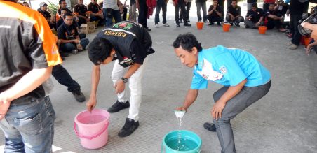 Lomba memindahkan ikan