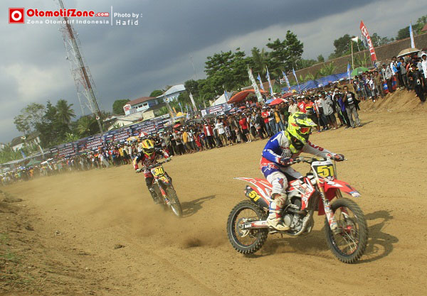 Keramaian penonton selepas garis start. belum di tempat lain.