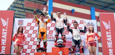 Wawan hermawan (tengah) , Diaz Kumoro Jati (kiri), dan Iswandi Muis(kanan) foto bersama di Podium