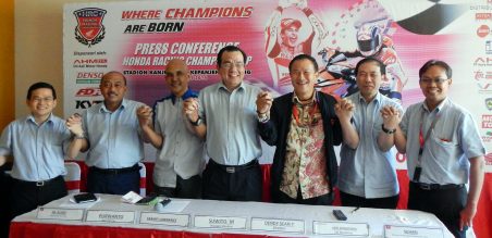 Suwito, Presiden Direktur MPM (tengah berkacamata) ditemani Dendy Sean, Direktur MPM(Batik) ,dan petinggi MPM saat menggelar presscon HRC