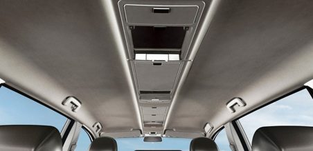 Tempat penyimpanan barang-barang atau laci baik di dasbord maupun di atas plafon memudahkan kita menyimpan barang