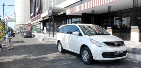 Tata Aria saat di Lenmarc Surabaya, dalam ekspedisi Tata Aria Jawa-Bali 2014