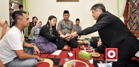 Direktur Marketing PT AMH, Koichi Mizuno (kanan) memberikan ucapan bela sungkawa kepada istri alm Denny Triyugo 