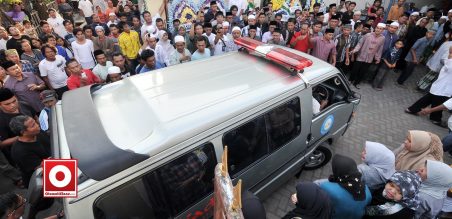 pukul 16:30 aktu setempat (WIB) Ambulan jenazah memasuki halaman rumah duka