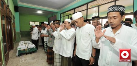 Selanjutnya jenazah disholati di mushola sebelah TPU Kemuning 