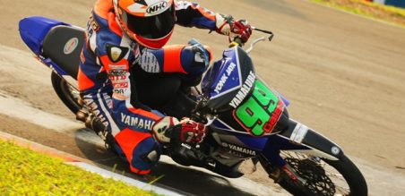 Aksi  Galang  Hendra  dalam  gelaran  Indoprix  seri  3  Sentul  Kecil