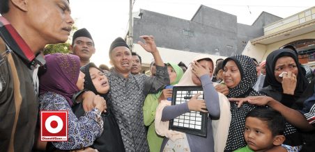 Keluarga tak kuasa menahan tagis saat ambulan memasuki area rumah duka