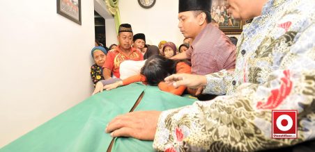 Istri Denny Triyugo tak kuasa menahan tangis dengan memeluk peti jenazah