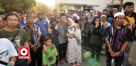 Keluarga dan handai tolan menunggu kedatangan jenazah Denny Triyugo di rumah Duka di Probolinggo, Jatim