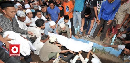 Proses pemakaman alr Denny Triyugo di TPU Kemuning, Probolinggo, Jatim