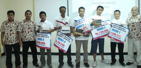 Para pemenang Kontes Mekanik Bengkel Umum foto bersama karyawan MPM