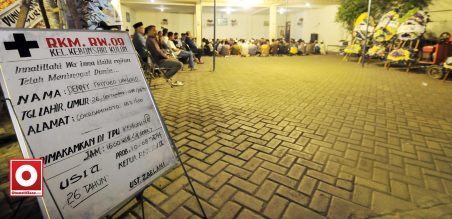 Selesai sholat Maghrib waktu setempat (WIB) langsung digelar tahlil (kirim doa) untuk alm Denny Triyugo